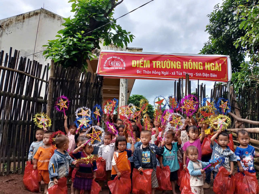 Học sinh điểm trường Hồng Ngài, Trường Mầm non Huổi Só, xã Tủa Thàng lần đầu đón Tết Trung Thu cùng những phần quà đầy ý nghĩa từ Báo Giáo dục và Thời đại cùng nhóm thiện nguyện Hoa Hoàng.