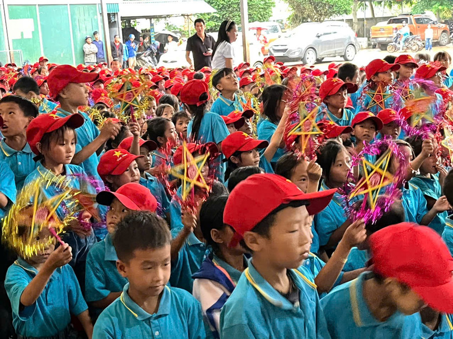 Học sinh Trường PTDTBT Tiểu học Xá Nhè, xã Sáng Nhè, tỉnh Điện Biên vui Tết Trung thu.