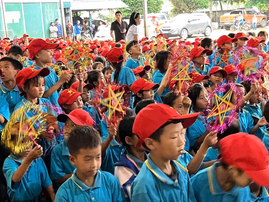 Học sinh Trường PTDTBT Tiểu học Xá Nhè, xã Sáng Nhè, tỉnh Điện Biên vui Tết Trung thu.