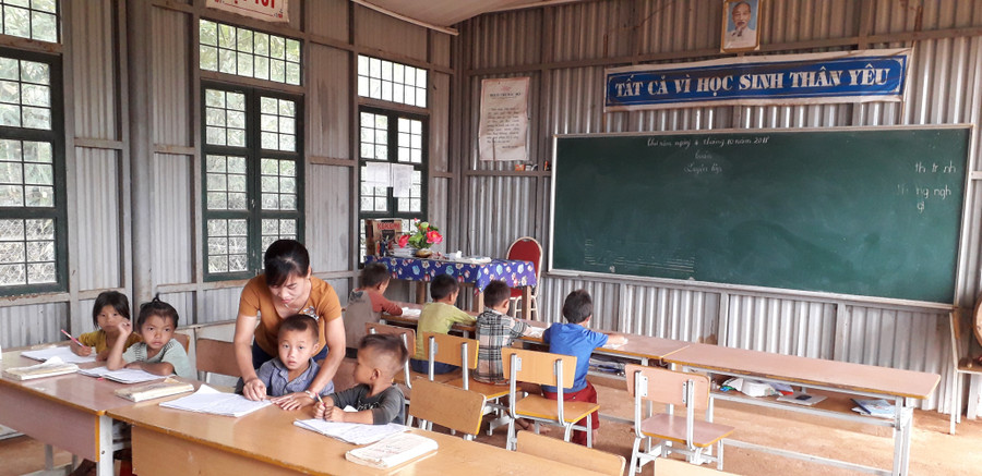 Cô Đào Thị Thoa trong một tiết dạy lớp ghép. xoa-mu-chu.jpg