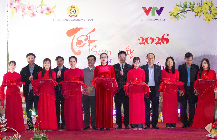 Các đại biểu cắt băng khánh thành 4 công trình nước sạch cho 4 trường bán trú thuộc xã Trạm Tấu.