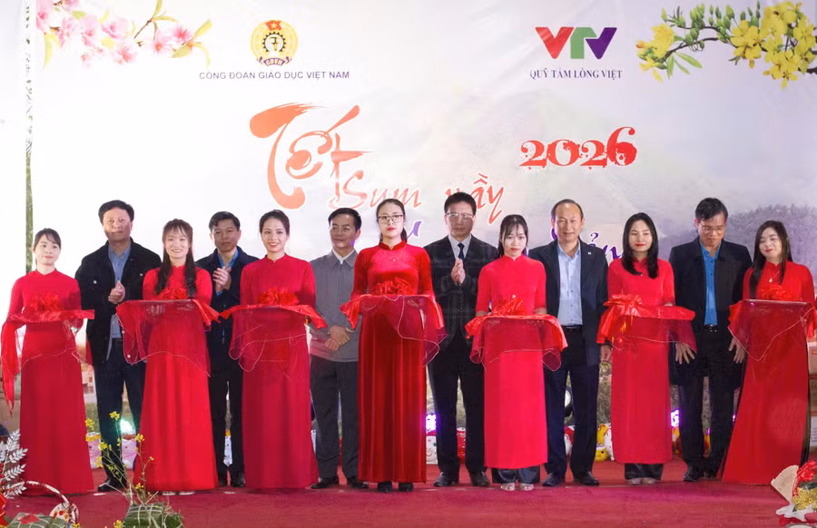 Các đại biểu cắt băng khánh thành 4 công trình nước sạch cho 4 trường bán trú thuộc xã Trạm Tấu.