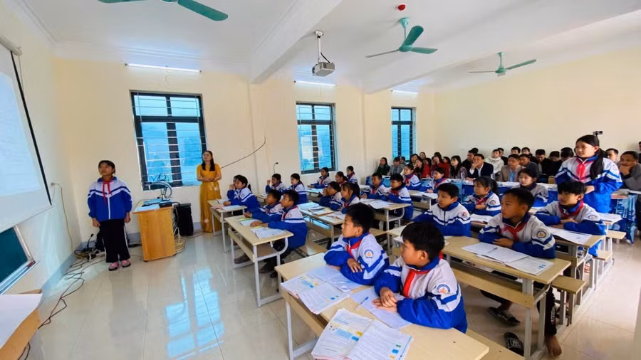 Tiết học của cô trò Trường PTDTBT Tiểu học Mường Toong số 1.