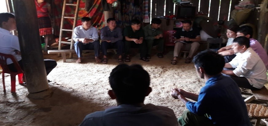 Một buổi họp dân của cán bộ địa phương.