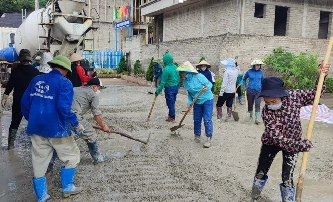 Giáo viên và phụ huynh chung tay xây dựng trường học.