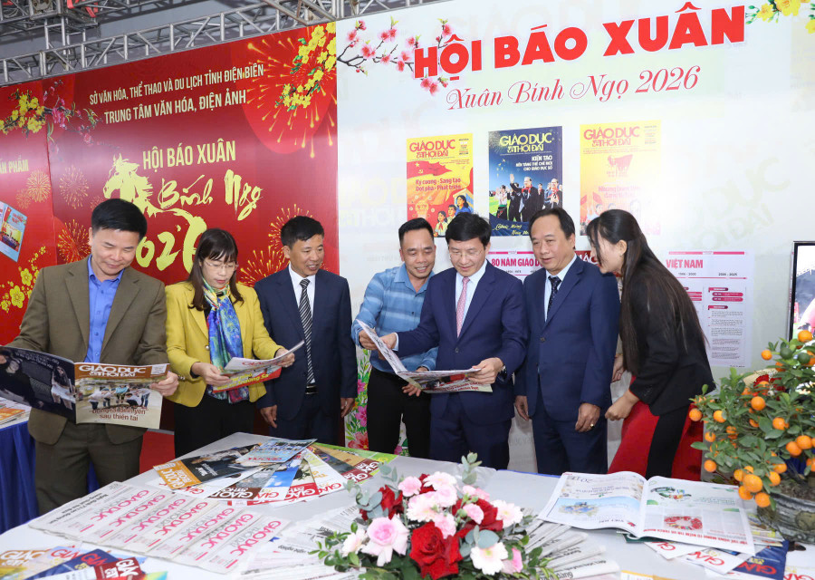 Ông Mùa A Vảng (thứ 3 bên phải) - Ủy viên dự khuyết BCH TW, Phó Bí thư Tỉnh ủy, Chủ tịch UBMTTQ tỉnh Điện Biên cùng lãnh đạo HĐND-UBND tỉnh Điện Biên tham quan gian trưng bày của Báo Giáo dục và Thời đại.