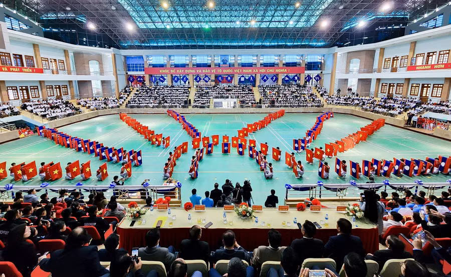 Thi đấu giao hữu thể thao giữa học sinh tỉnh Điện Biên với học sinh 6 tỉnh Bắc Lào.