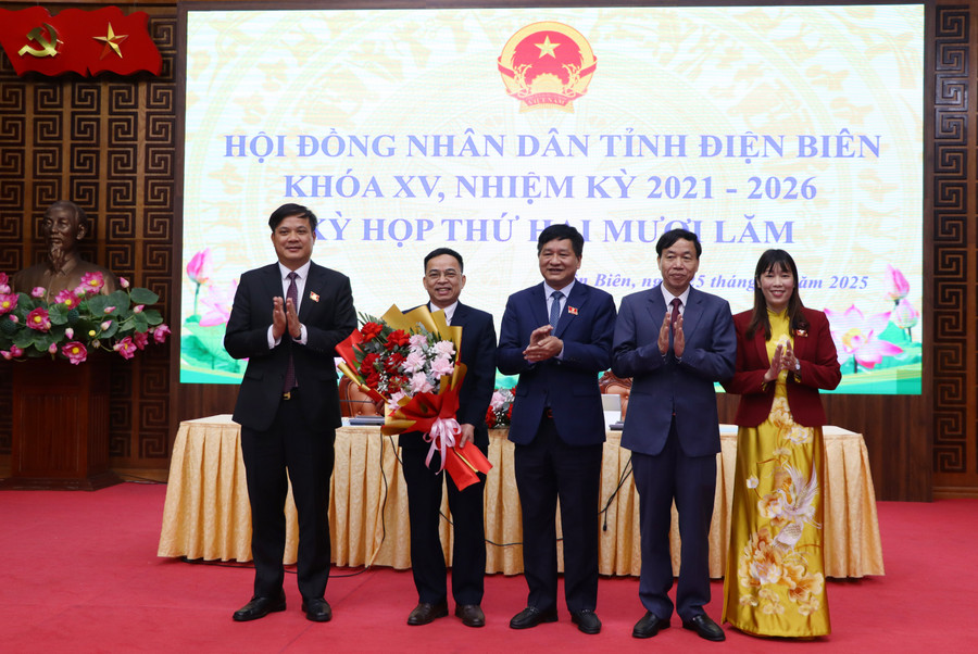 Lãnh đạo tỉnh Điện Biên tặng hoa chúc mừng ông Nguyễn Văn Đoạt (thứ 2 bên trái).