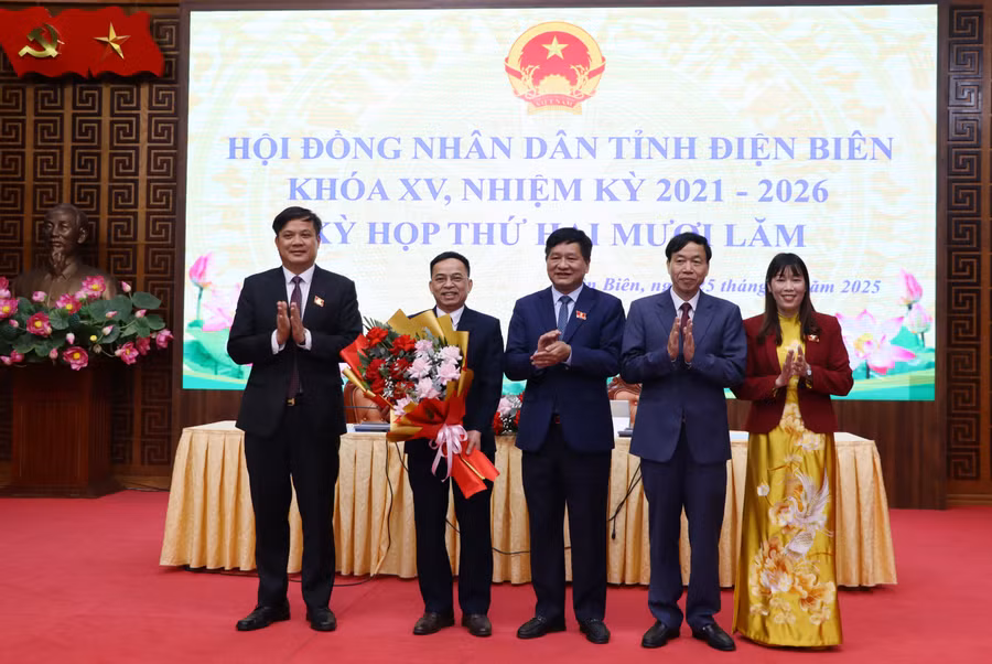 Lãnh đạo tỉnh Điện Biên tặng hoa chúc mừng ông Nguyễn Văn Đoạt (thứ 2 bên trái).