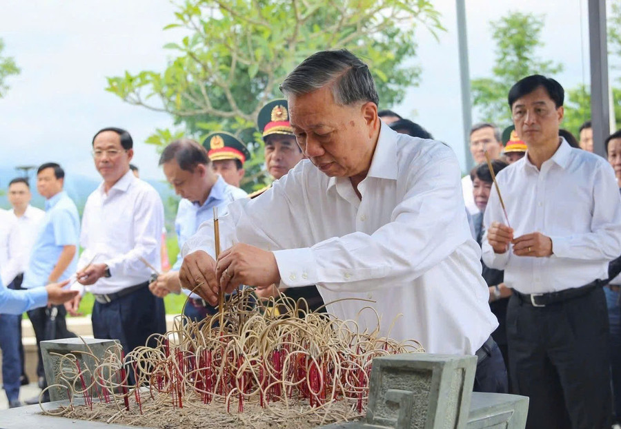 Tổng Bí thư Tô Lâm cùng đoàn công tác đã tới dâng hương, dâng hoa tưởng niệm các Anh hùng liệt sĩ tại Đền thờ liệt sĩ chiến trường Điện Biên Phủ và tại Nghĩa trang Liệt sĩ Quốc gia A1. tong-bi-thu-to-lam.jpg