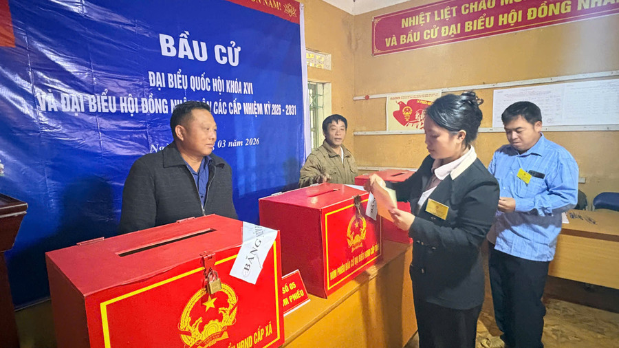 Cử tri tại Tổ bầu cử số 14, đơn vị bầu cử số 5 xã Xa Dung chuẩn bị bỏ phiếu bầu cử.