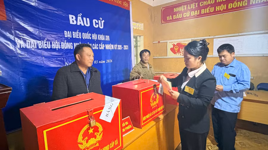 Cử tri tại Tổ bầu cử số 14, đơn vị bầu cử số 5 xã Xa Dung chuẩn bị bỏ phiếu bầu cử.