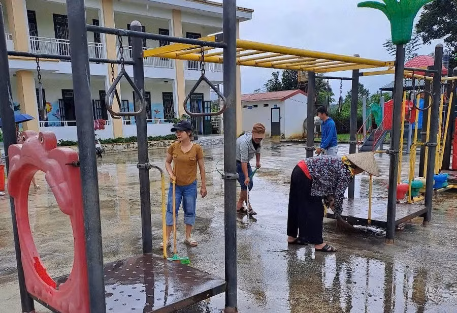 Giáo viên nhà trường vệ sinh cơ sở vật chất đón năm học mới.