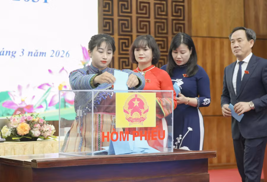 Các đại biểu bỏ phiếu bầu cử các chức danh lãnh đạo.