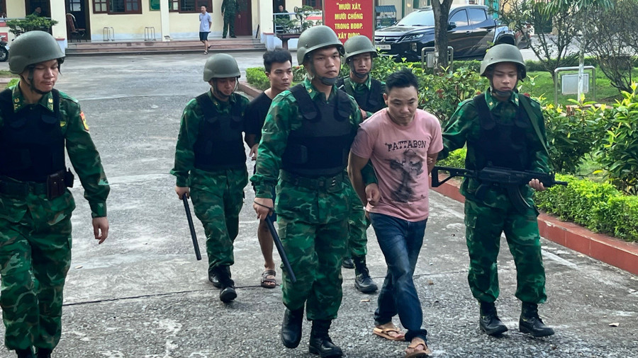 Lực lượng chức năng áp giải các đối tượng giải để phục vụ công tác điều tra.