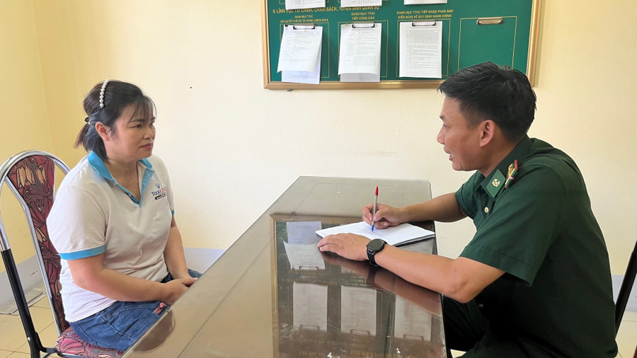 Vũ Thị Bích (bên trái) khai báo hành vi phạm tại Đồn Biên phòng Cửa khẩu Quốc tế Lào Cai. lc-vuot-bien-2.jpg