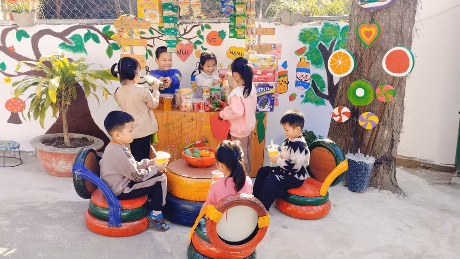 Trẻ trải nghiệm.