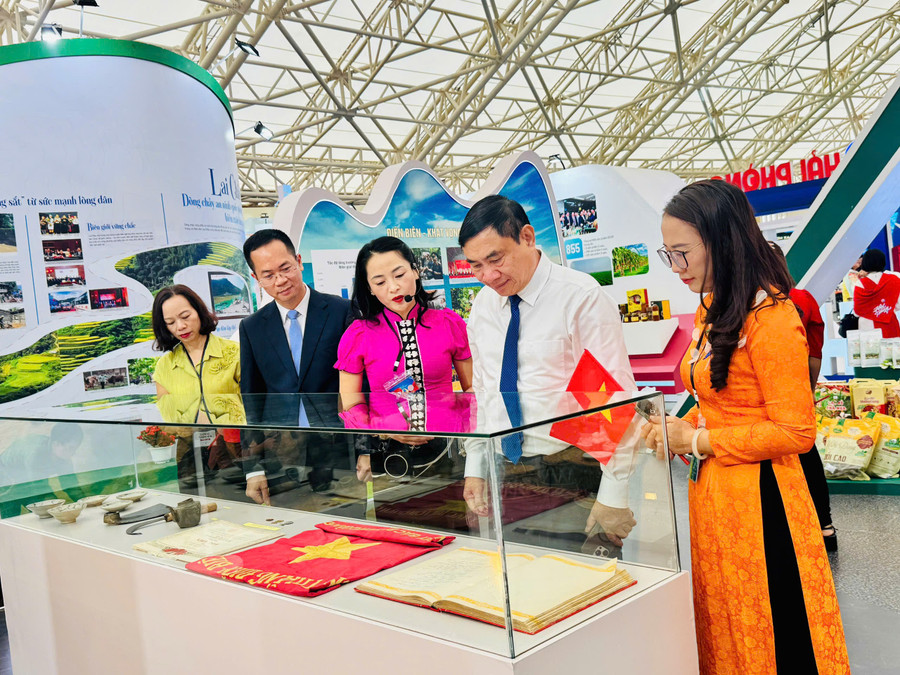 Sự góp mặt của Điện Biên tại Triển lãm không chỉ tôn vinh chặng đường đồng hành cùng đất nước, mà còn là cơ hội giới thiệu khát vọng phát triển. trien-lam-dien-bien-1.jpg
