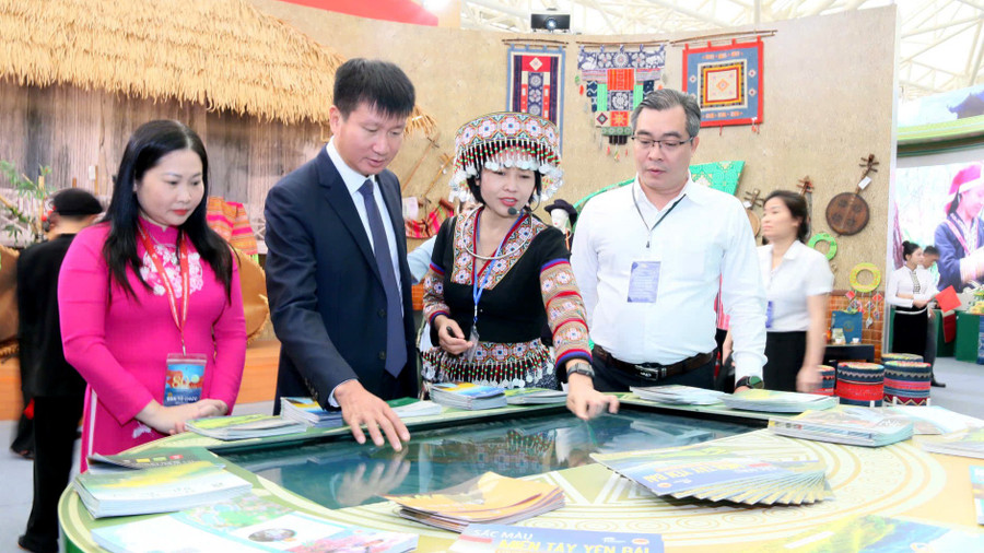 Ông Trần Huy Tuấn - Chủ tịch UBND tỉnh Lào Cai (thứ 2 bên trái) tham quan gian hàng tại triển lãm. 