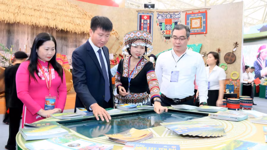 Ông Trần Huy Tuấn - Chủ tịch UBND tỉnh Lào Cai (thứ 2 bên trái) tham quan gian hàng tại triển lãm. 