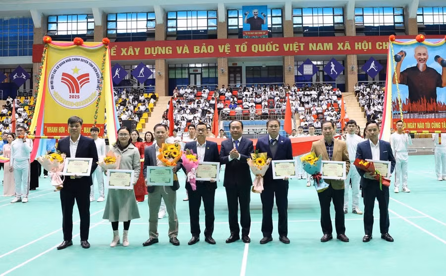 Ban tổ chức trao chứng nhận cho các nhà tài trợ.