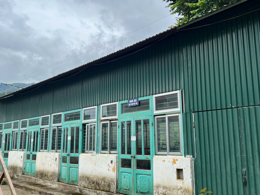 Những dãy nhà tạm nhà trường đang tận dụng để duy trì việc học.