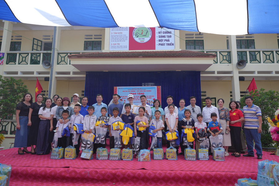 Các nhà hảo tâm trao tặng quà cho học sinh có hoàn cảnh khó khăn tại xã Gia Phú. gia-phu-5.jpg