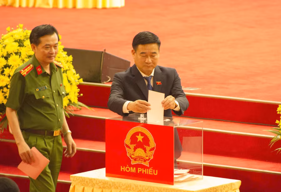 Các đại biểu bỏ phiếu bầu cử các chức danh lãnh đạo. 