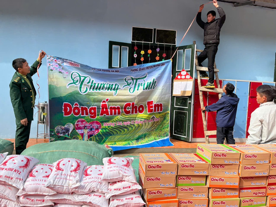 Chương trình "Đông ấm cho em" do Báo Giáo dục và Thời đại kết nối, triển khai tại xã Mường Pồn.