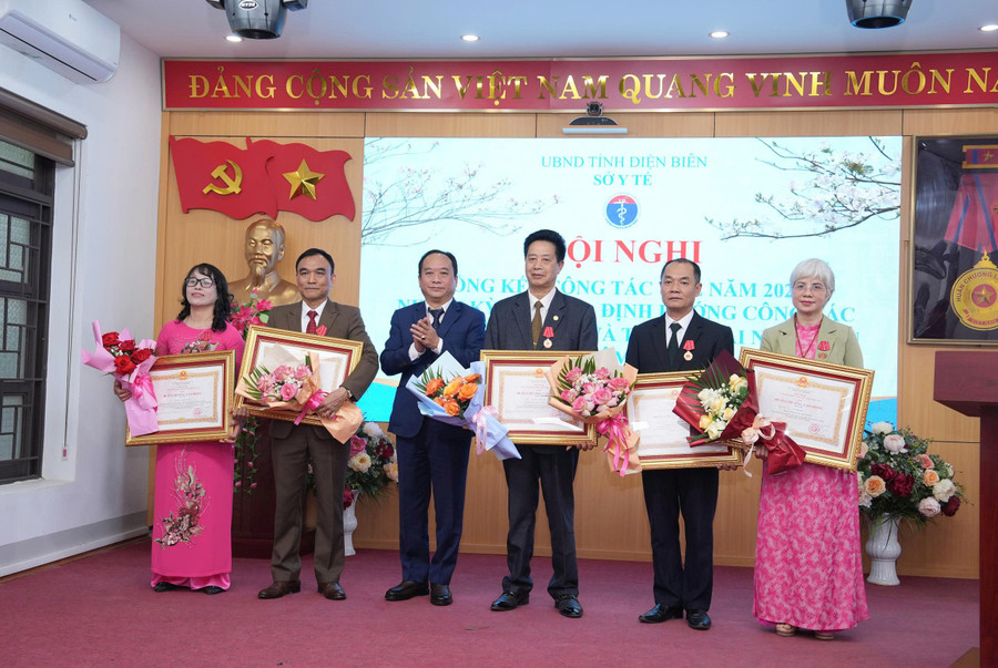 Trao Huân chương Lao động hạng Nhì, Ba cho các cá nhân.