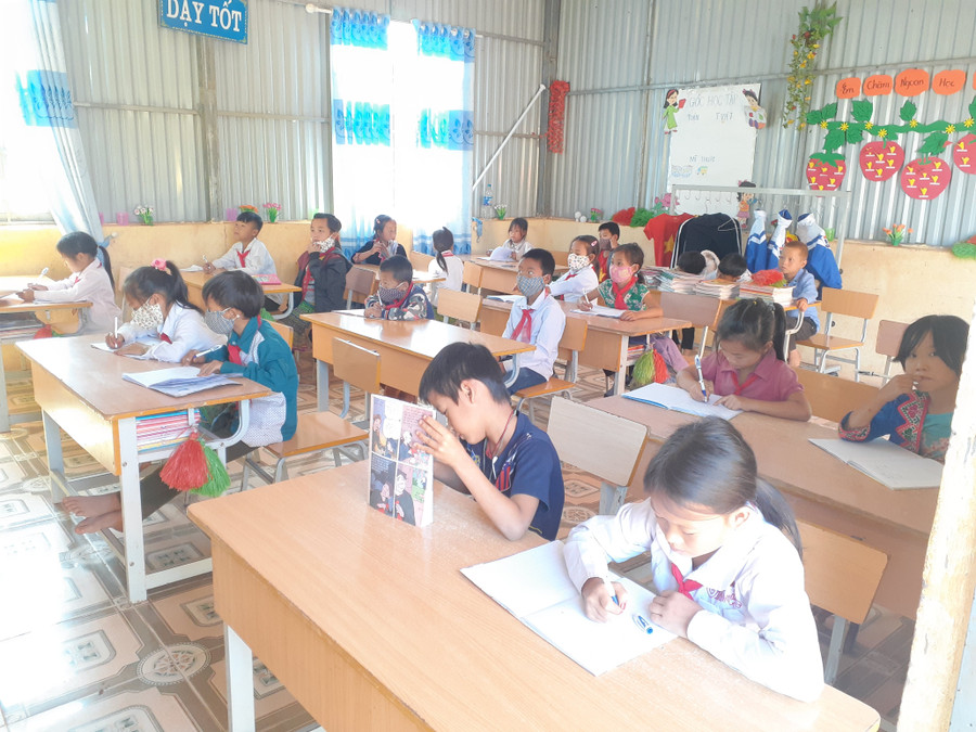 Dù đã được quan tâm, song nhiều trường lớp ở Nà Bủng vẫn còn tạm bợ, cần được đầu tư kiên cố.