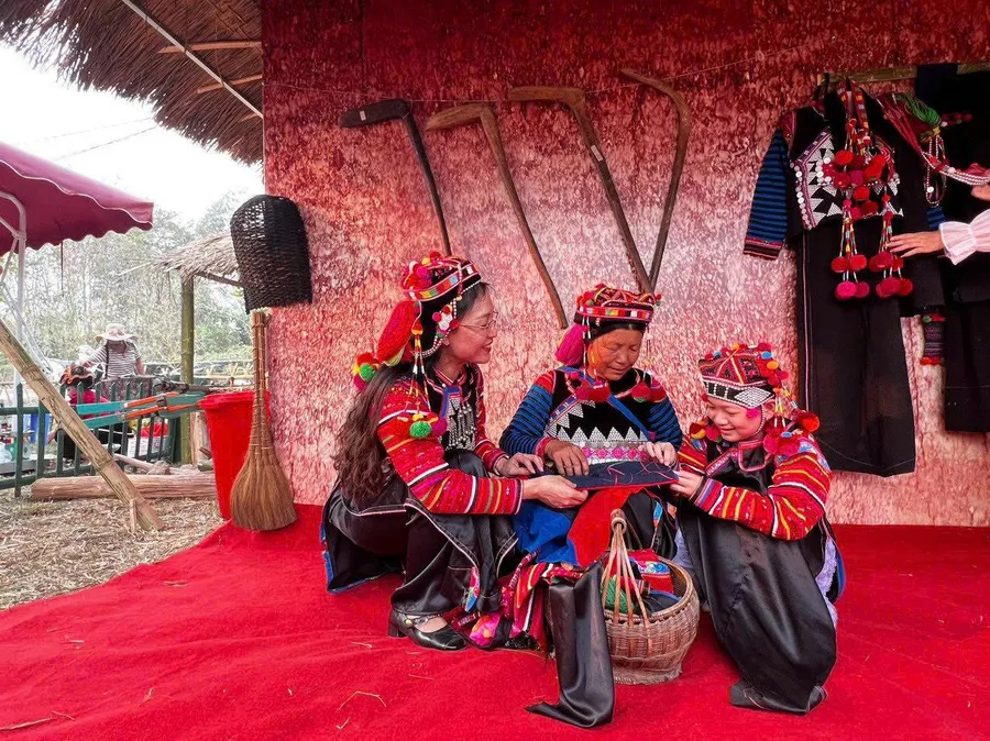 Người Hà Nhì nơi "ngã ba biên giới" A Pa Chải vẫn giữ được nét độc đáo trong trang phục truyền thống.