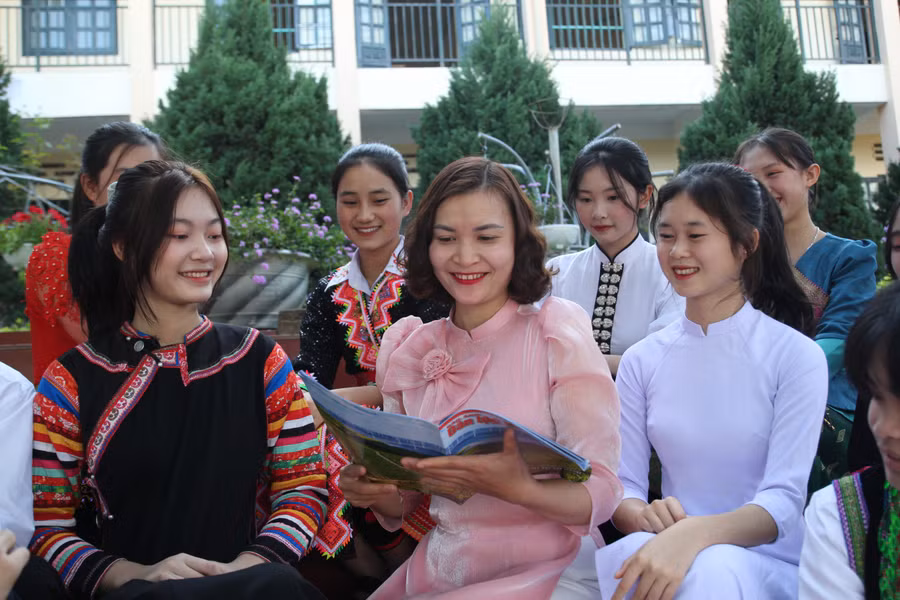 Cô trò Trường DTNT THPT tỉnh Điện Biên trong giờ ra chơi.