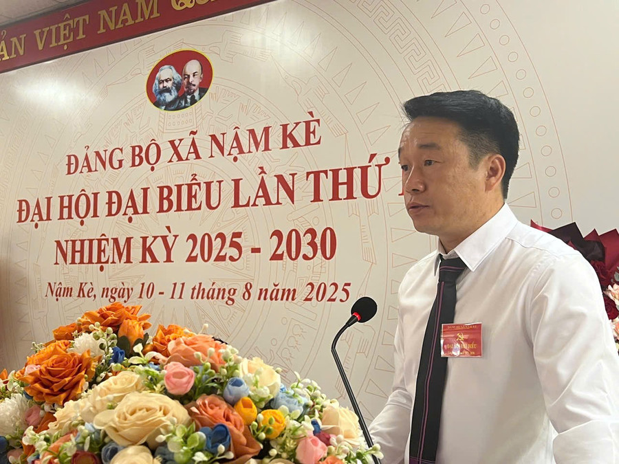 Ông Nguyễn Tiến Thành - Chủ tịch UBND xã Nậm Kè điều hành Đại hội (Ảnh: Duy Linh). nguyen-tien-thanh.jpg