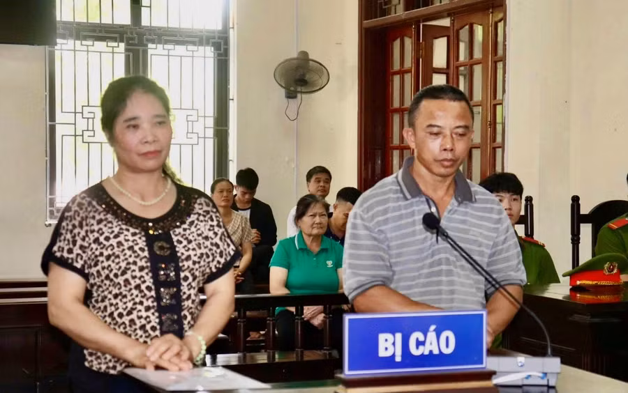 Hai bị cáo Tạ Văn Hải (bên phải ảnh) và Lê Thị Thắm (bên trái ảnh) tại Toàn án nhân dân khu vực 6 - tỉnh Lào Cai.