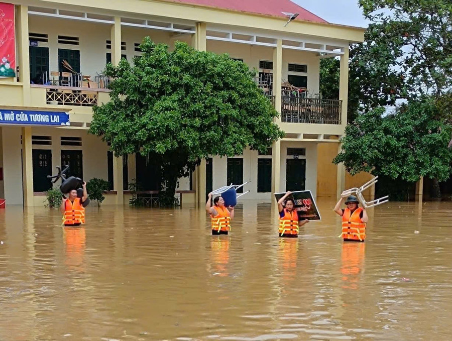 Cán bộ, giáo viên Trường Tiểu học và THCS Minh Chuẩn (xã Tân Lĩnh, Lào Cai) chạy lũ.