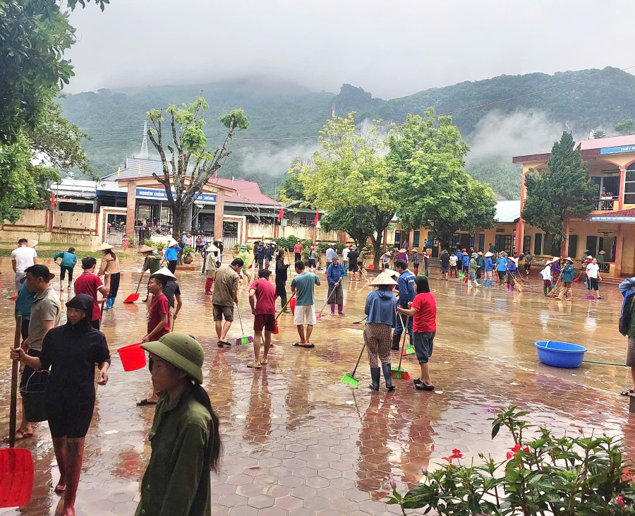 Giáo viên và Nhân dân địa phương hỗ trợ nhà trường khắc phục hậu quả mưa lũ. trung-thu.jpg