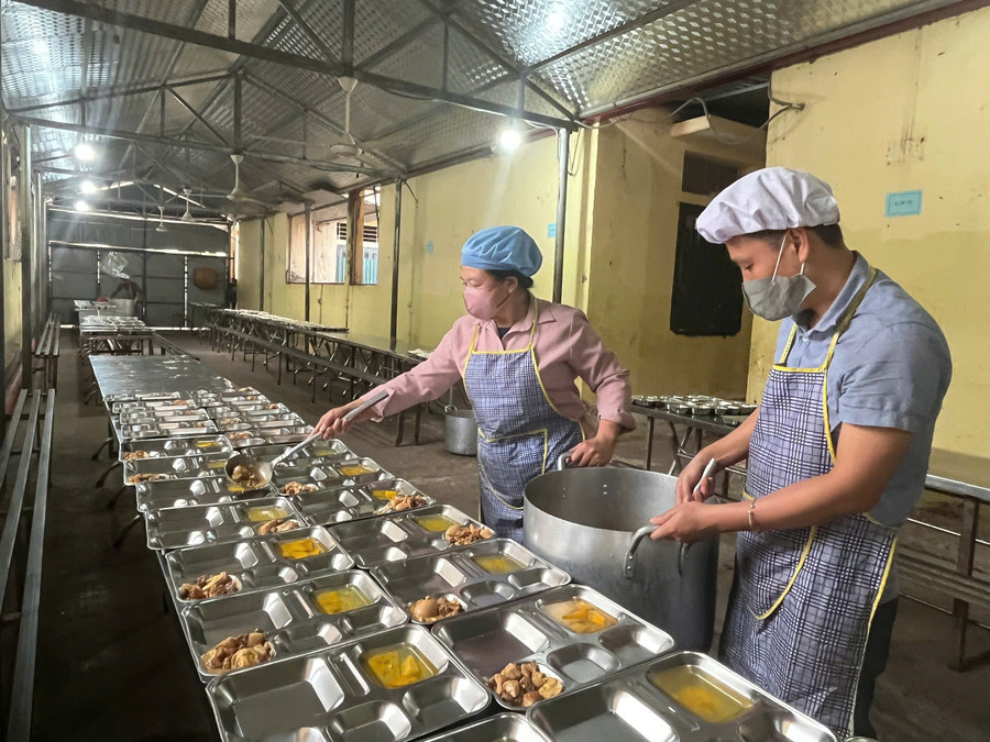 Nhân viên nhà bếp Trường PTDTBT THCS Mường Toong chuẩn bị bữa ăn cho học sinh.