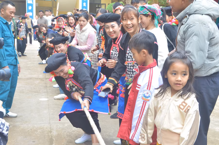 Nhân dân thi kéo co.