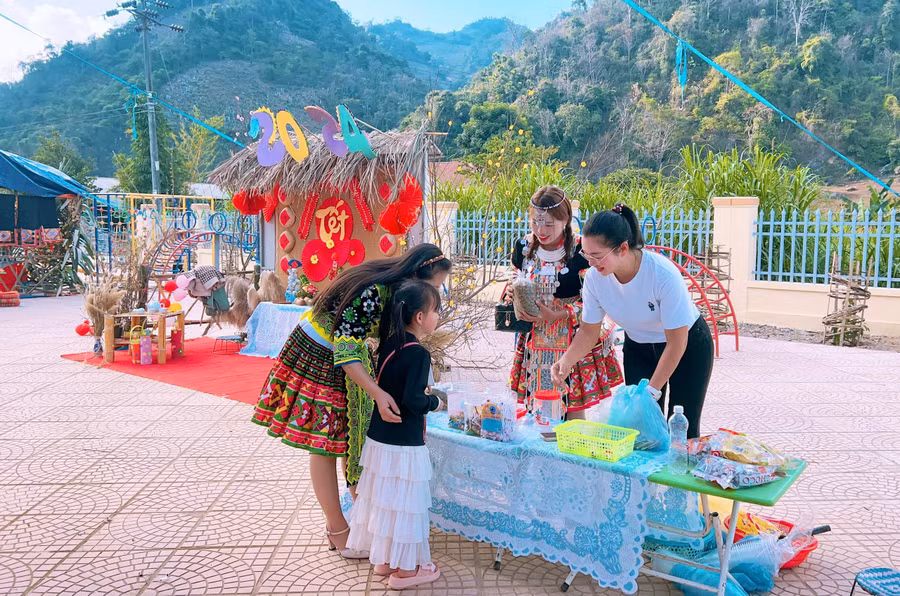 Giáo dục truyền thống qua hoạt động trải nghiệm tại Trường Mầm non Ta Ma.