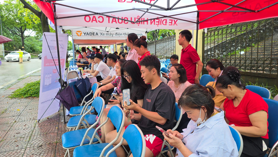 Không khí ngoài trường thi... thi-sinh-lao-cai-1.jpg