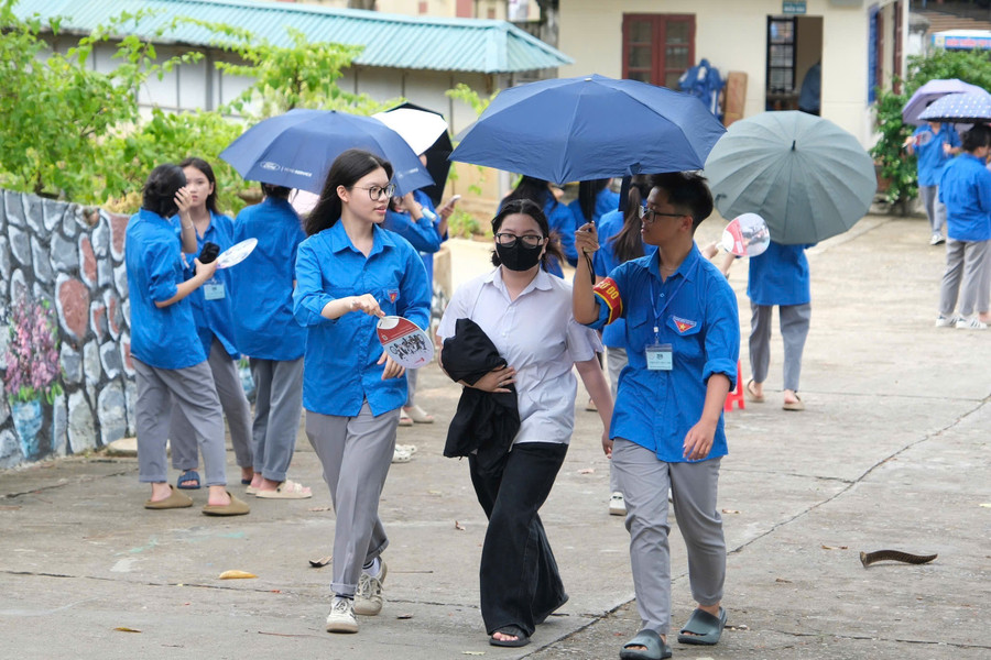 Thí sinh tranh thủ vừa đi vừa trao đổi kiến thức trước khi vào phòng thi. thi-sinh-lao-cai.jpg