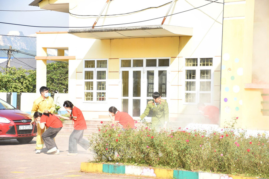 Thực hành tình huống giả định sơ tán khỏi đám cháy.