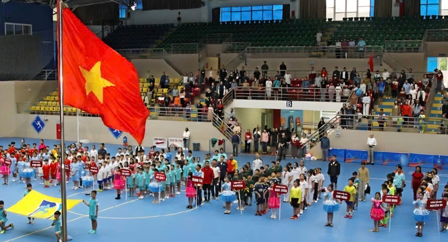 Các đội bóng thực hiện nghi thức khai mạc.