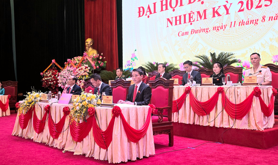 Đoàn Chủ tịch điều hành Đại hội đại biểu Đảng bộ phường Cam Đường lần thứ I. dai-hoi-cam-duong-2.jpg