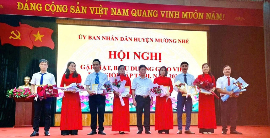 Biểu dương các nhà giáo tiêu biểu. thcs-muong-nhe-2.jpg