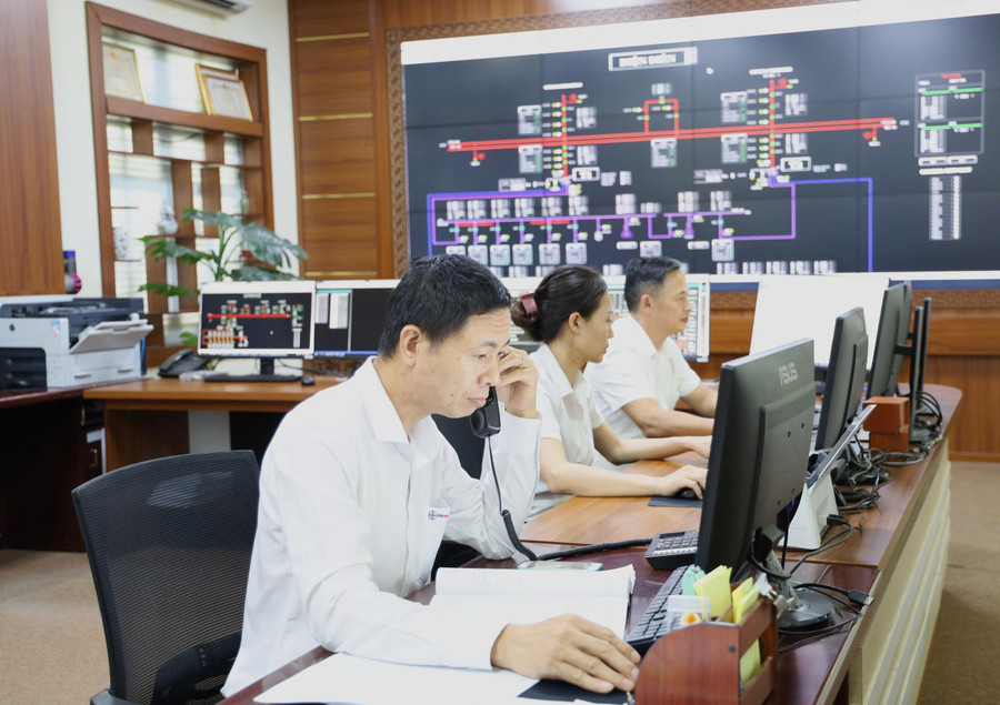 Nhân viên trực ca thao tác ứng dụng công nghệ trong quản lý. pc-dien-bien-1.jpg