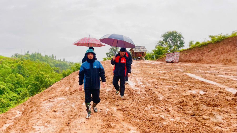 Ông Lê Quang Trinh - Chủ tịch UBND xã Si Pa Phìn (người đi đầu) kiểm tra công tác phòng chống mưa lũ.