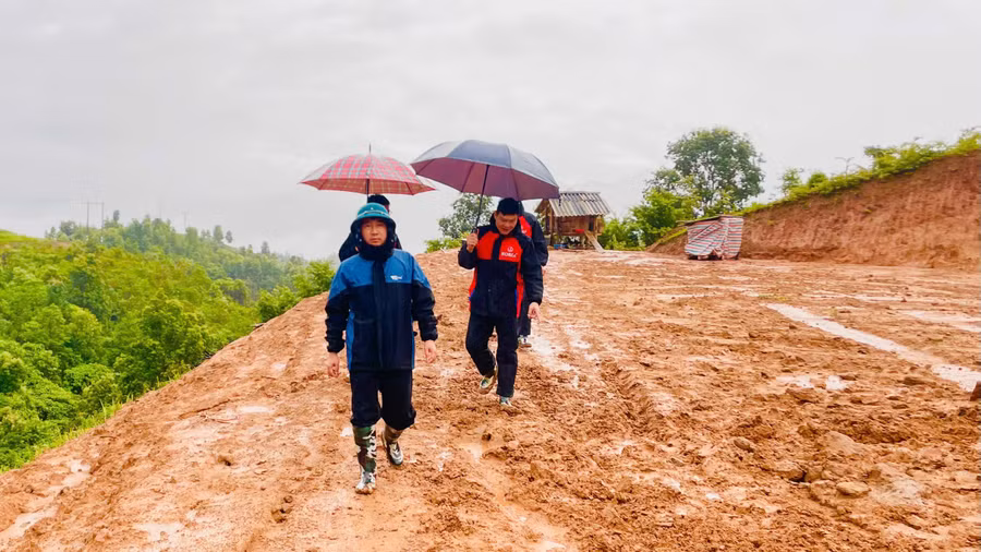 Ông Lê Quang Trinh - Chủ tịch UBND xã Si Pa Phìn (người đi đầu) kiểm tra công tác phòng chống mưa lũ.