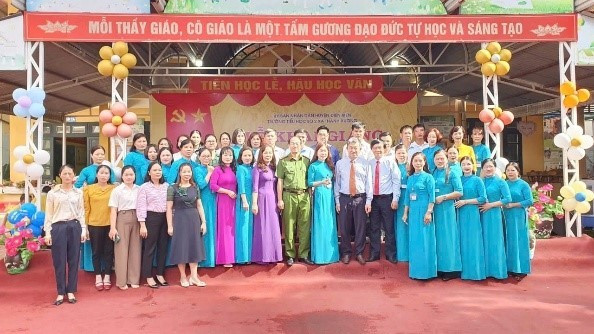Các đại biểu dự khai giảng cùng tập thể sư phạm nhà trường chụp ảnh lưu niệm.